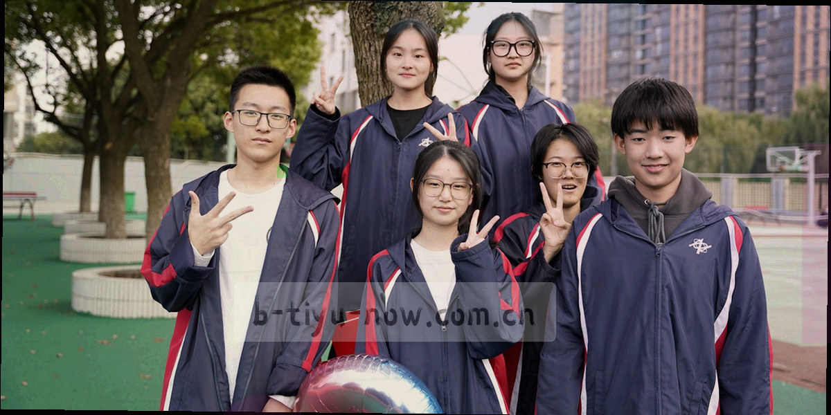深蓝底色上的抽象数据纹理与细线网格
